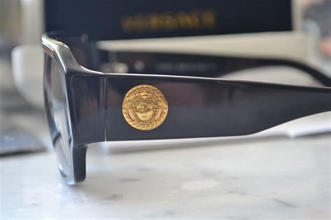 como saber se um oculos da versace é original